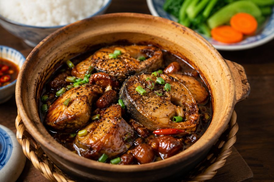 Braised fish in a pot is one of the dishes that bring rice on summer days. Photo: Thuy Linh