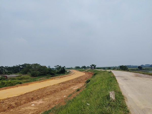 Le contenu des enchères de terrains résidentiels intéresse de nombreux citoyens. Photo: Xuyên Đông