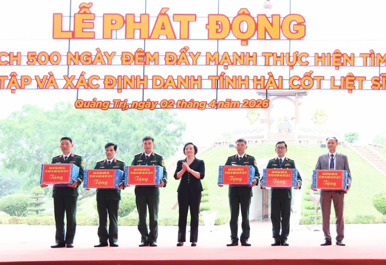 Bí thư Trung ương Đảng, Phó Thủ tướng Chính phủ Phạm Thị Thanh Trà tặng quà các Đội Quy tập mộ liệt sĩ tại Lễ phát động chiến dịch tại Quảng Trị. Ảnh: VGP/Thu Giang