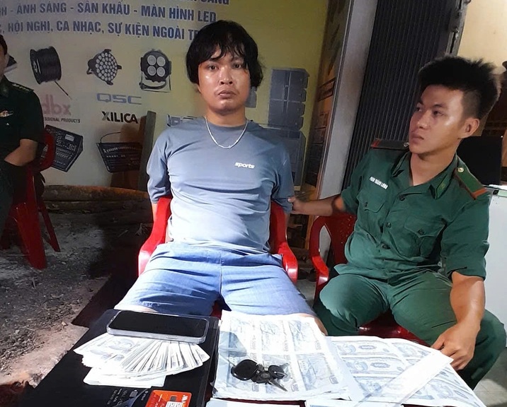 Cao Dinh Lam was arrested by functional forces in Quang Ngai on May 17, 2026 along with hundreds of counterfeit banknotes... Photo: Dong Giang