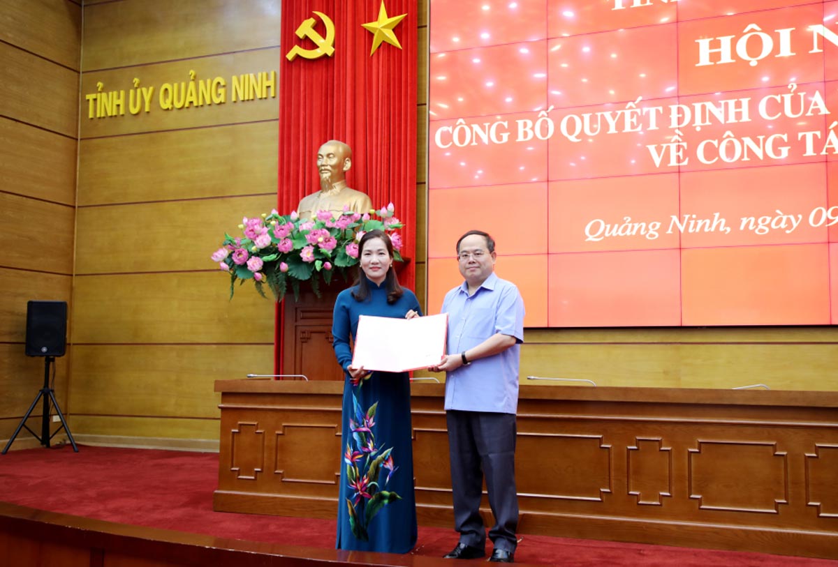 Comrade Quan Minh Cuong, Member of the Party Central Committee, Secretary of the Provincial Party Committee, Head of the Provincial National Assembly Delegation, presents the decision to transfer, assign and appoint comrade Nguyen Thi Hanh, Member of the Provincial Party Committee Executive Committee, Vice Chairman of the Provincial People's Committee to hold the position of Head of the Propaganda and Mass Mobilization Committee of the Provincial Party Committee. Photo: Quang Ninh e-Portal