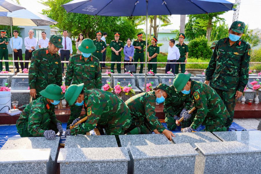 Lực lượng chuyên môn tiến hành  lấy mẫu hài cốt liệt sĩ tại Nghĩa trang liệt sĩ Châu Thành. Ảnh: Việt Tiến