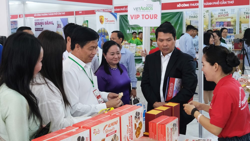 Đại biểu tham quan khu vực triển lãm. Ảnh: Phong Linh.