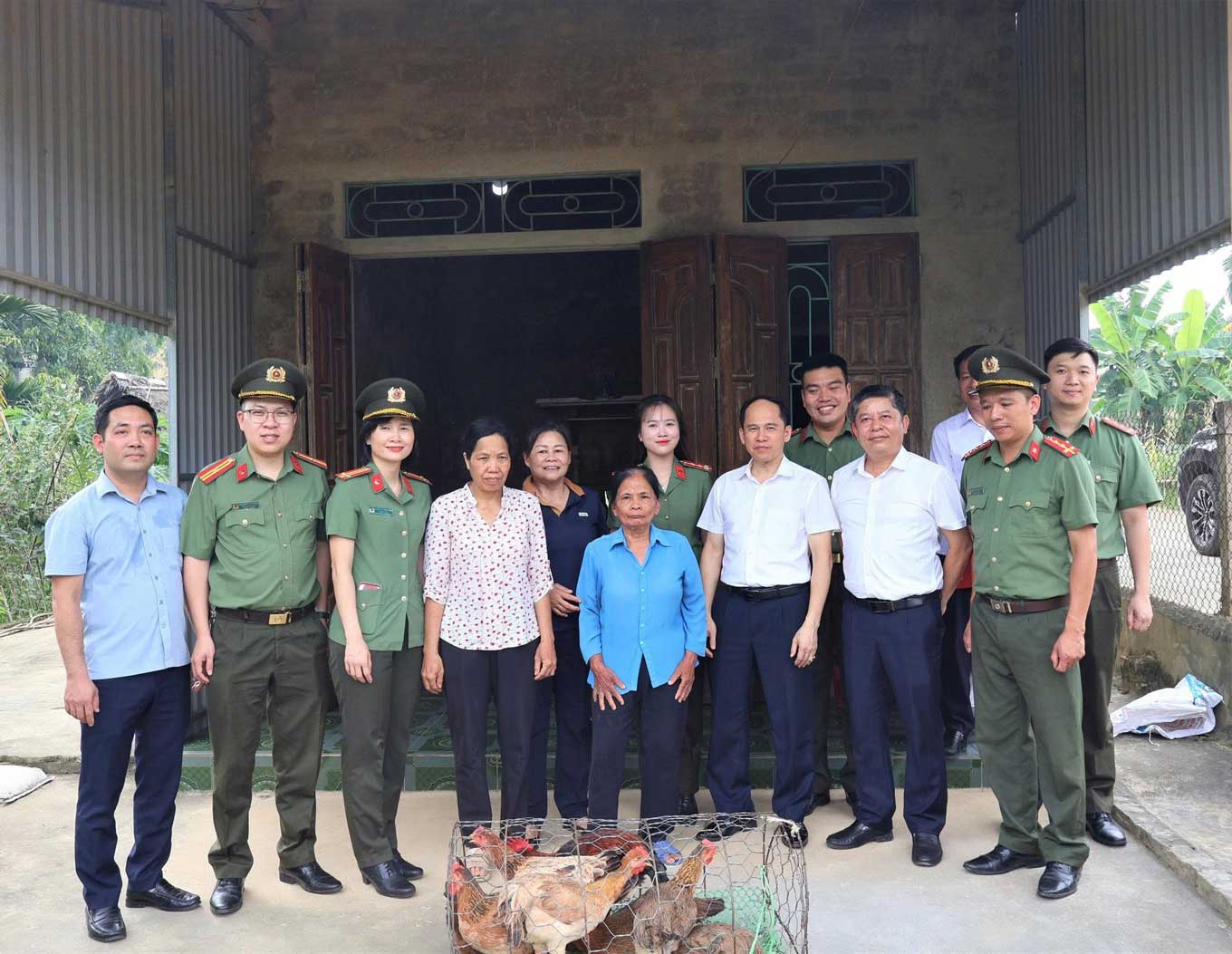 Chung tay hỗ trợ hộ nghèo có hoàn cảnh khó khăn tại phường Nam Cường. Ảnh: Phường Nam Cường