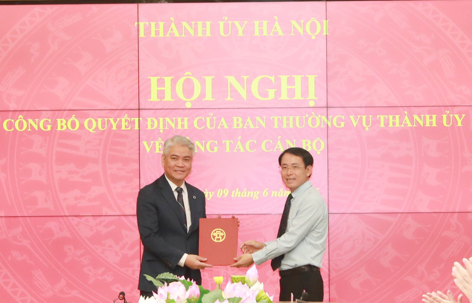 Standing Deputy Secretary of the Hanoi Party Committee Nguyen Trong Dong presents the decision to Mr. Pham Quang Hung. Photo: Vuong Van