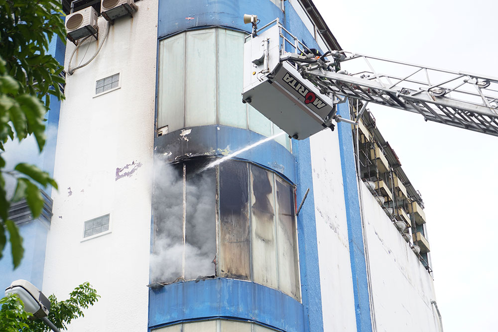 The fire started from the 4th floor of the karaoke bar on Chau Thi Vinh Te Street, Da Nang City. Photo: Tran Thi