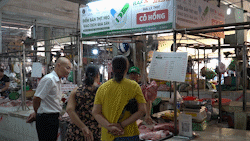 Hô Chi Minh-Ville ouvre un point de vente de porc "Tick vert" au marché.