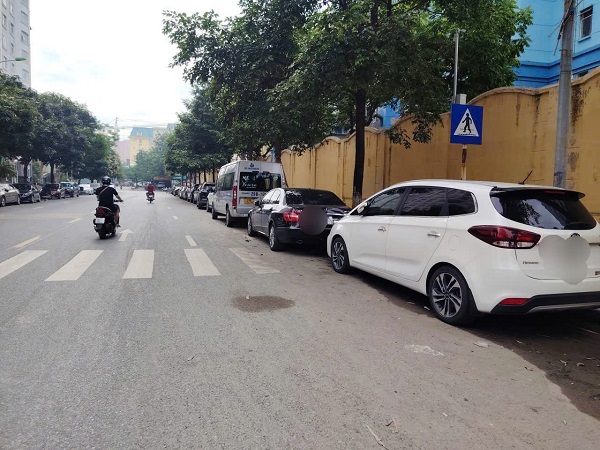 There are traffic signs, crossing roads, people are not allowed to park. Photo: Xuyen Dong