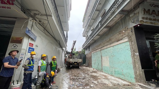 Hà Nội cưỡng chế tháo dỡ ban công xây lấn sang khoảng không nhà hàng xóm. Ảnh: Dũng Tiến
