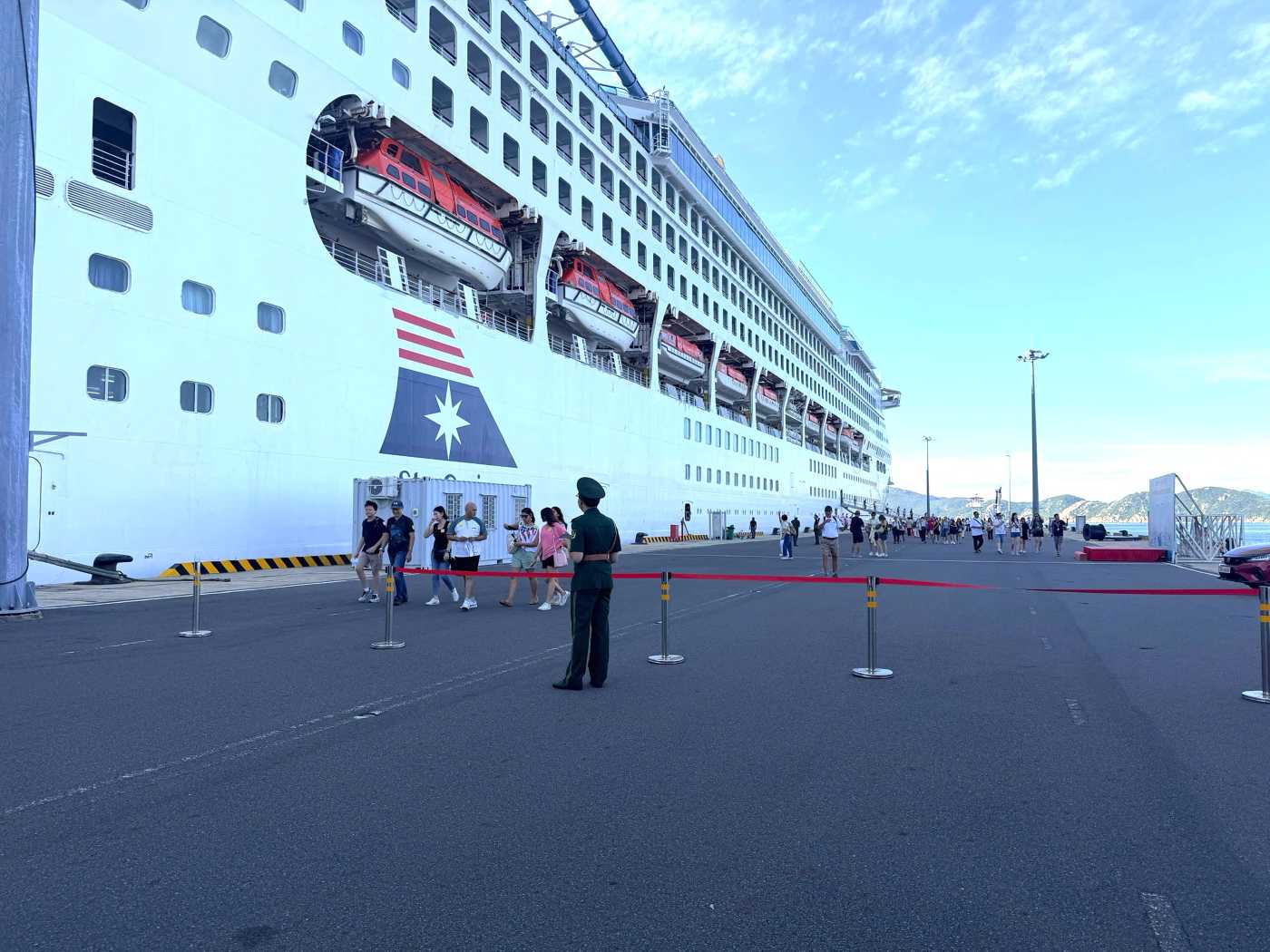 Khanh Hoa welcomes more than 1,300 international cruise tourists to visit during the day. Photo: Nguyen Phat