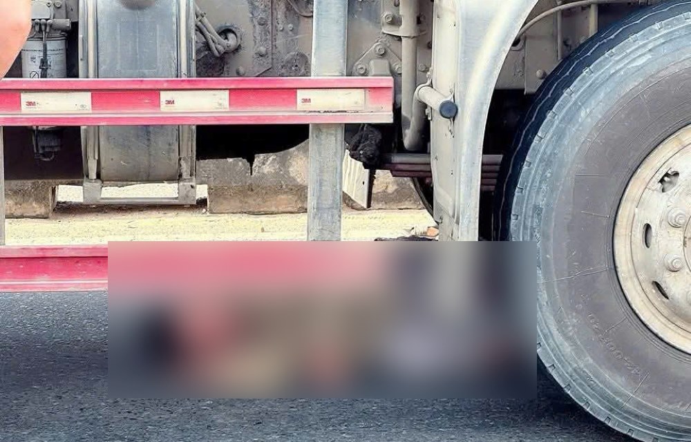 Nạn nhân dưới gầm xe trộn bê tông được giải cứu ra ngoài. Ảnh: Duy Tuấn 