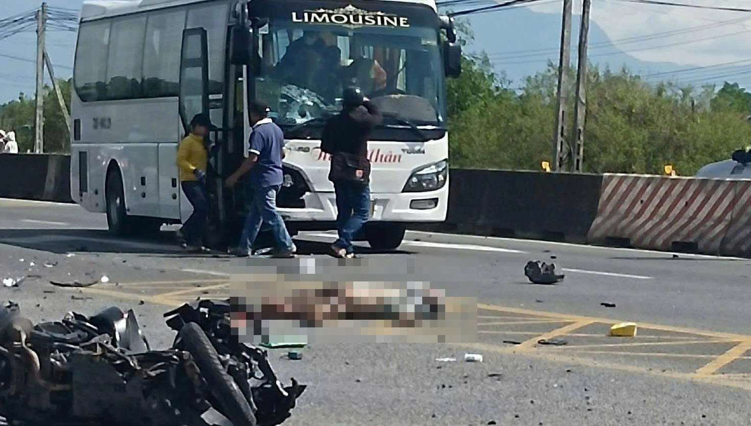 Scene of the accident on National Highway 1 section passing through Khanh Hoa, killing the man, current identity unknown. Photo: Khanh Hoa