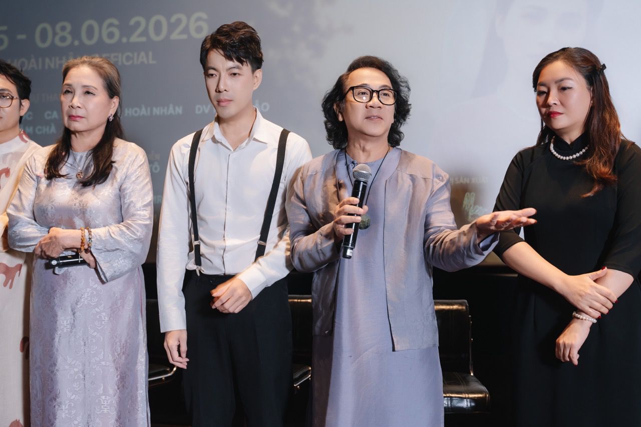 Meritorious Artist Thanh Loc, People's Artist Kim Xuan support visually impaired singer Hoai Nhan (2nd from the left). Photo: Artist provided