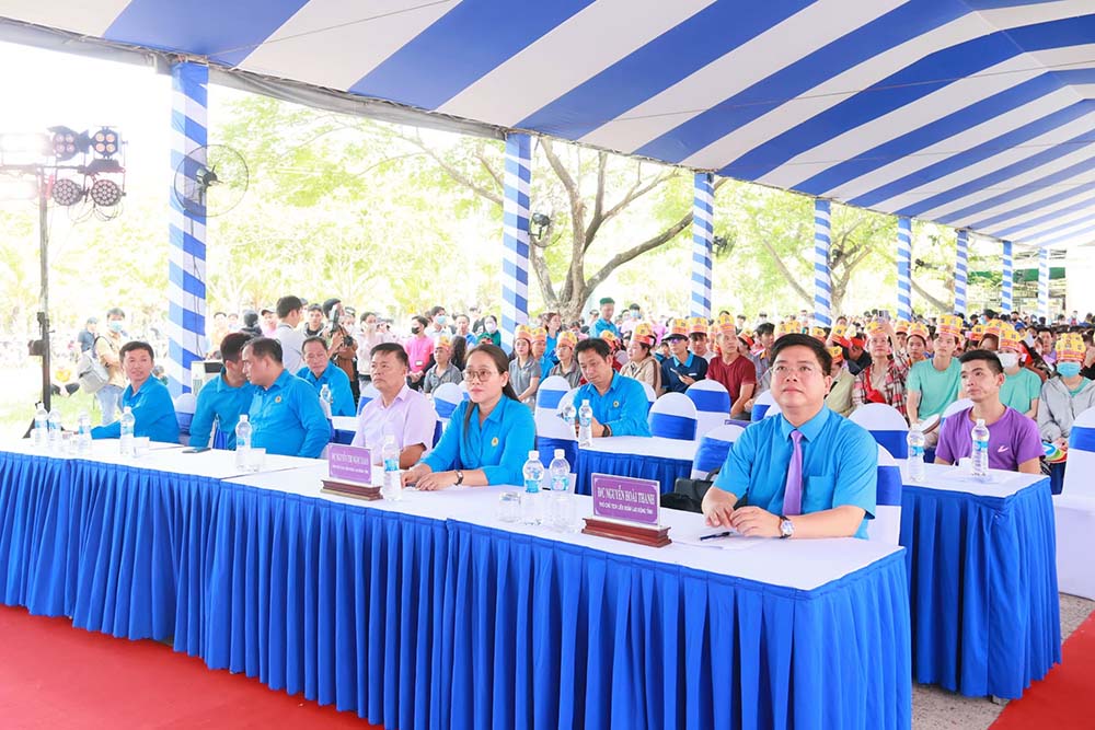 Tay Ninh Provincial Labor Federation organizes propaganda to raise awareness of drug prevention and control for workers. Photo: Phuong Dung