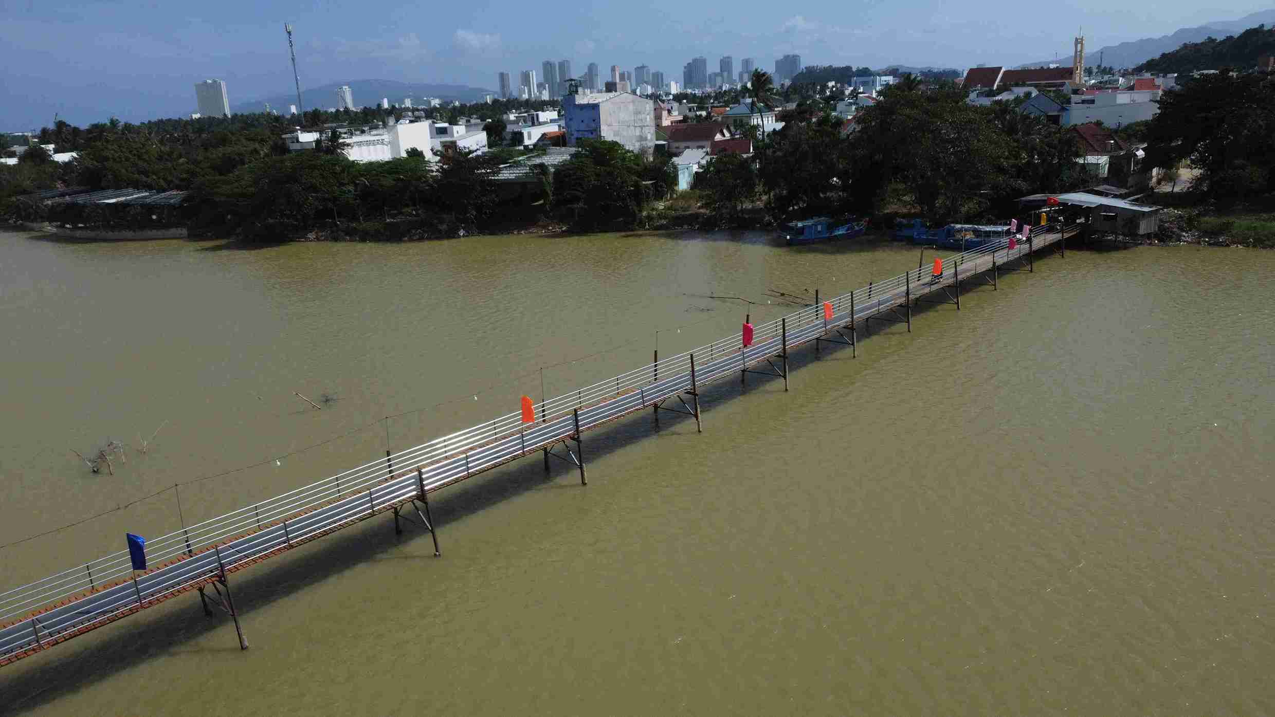 Before implementing the solid project, people had to move across Phu Kieng wooden bridge. Photo: Huu Long