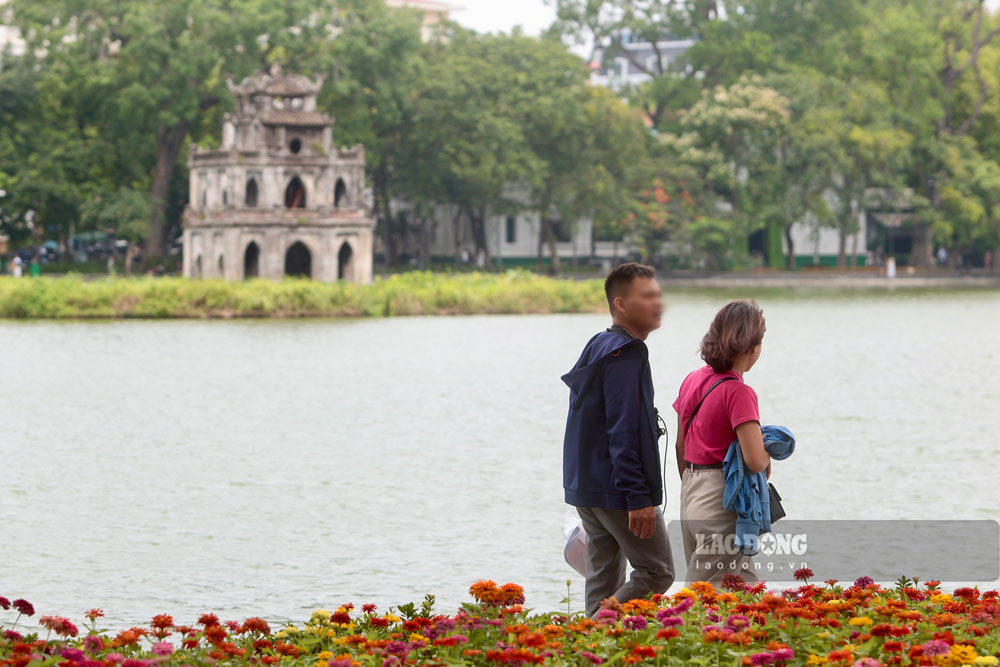 Nền nhiệt lý tưởng vào khung giờ trưa thúc đẩy nhiều người lao động và nhân viên văn phòng tranh thủ thời gian nghỉ ngơi để ra đường tận hưởng bầu không khí dễ chịu.