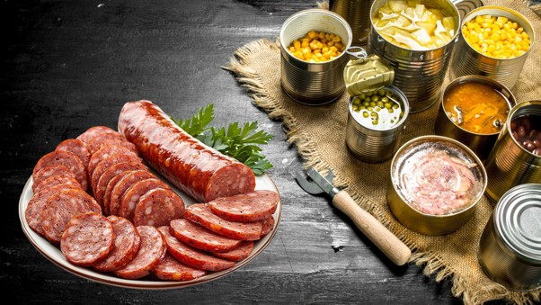 Nhiều loại thực phẩm chế biến sẵn như đồ hộp, xúc xích thường chứa lượng “natri ẩn” khổng lồ. Đây là tác nhân thầm lặng gây cản trở quá trình hạ huyết áp dẫu người bệnh đã chủ động nấu ăn nhạt. Ảnh: Canva
