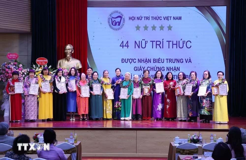 Comrade Bui Thi Minh Hoai - Member of the Politburo, Secretary of the Party Central Committee, Chairman of the Central Committee of the Vietnam Fatherland Front (5th from right) presents certificates honoring typical Vietnamese female intellectuals. Photo: Van Diep/VNA