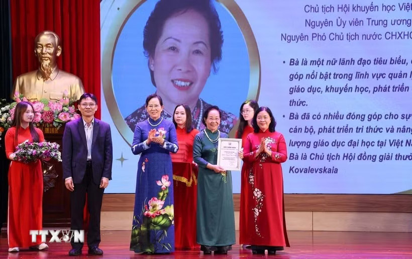 Chủ tịch Ủy ban Trung ương Mặt trận Tổ quốc Việt Nam Bùi Thị Minh Hoài trao chứng nhận tôn vinh Giáo sư-Tiến sỹ Nguyễn Thị Doan Chủ tịch Danh dự Hội Nữ trí thức Việt Nam, Chủ tịch Hội khuyến học Việt Nam, nguyên Ủy viên Trung ương Đảng, Nguyên Phó Chủ tịch nước. Ảnh: Văn Điệp/TTXVN