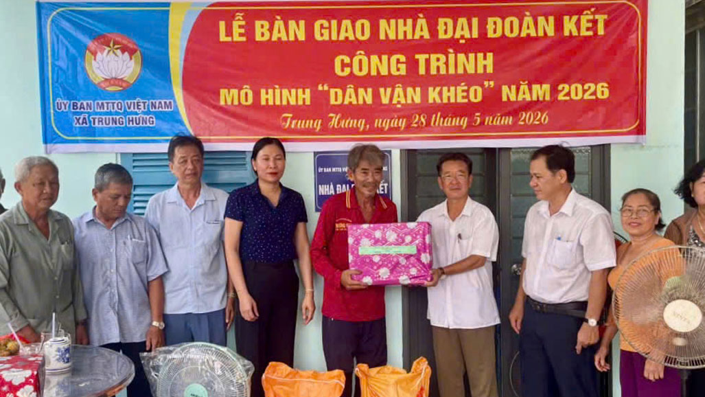 Bàn giao nhà tình th. Ảnh: Thành Nguyên