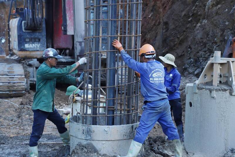 Các đơn vị thi công khắc phục sạt lở trên tuyến Quốc lộ 2. Ảnh: Duy Tuấn