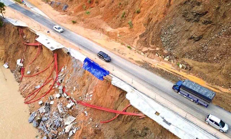 Quốc lộ 2 sạt lở do mưa lũ thời điểm tháng 10.2025. Ảnh: Việt Bắc