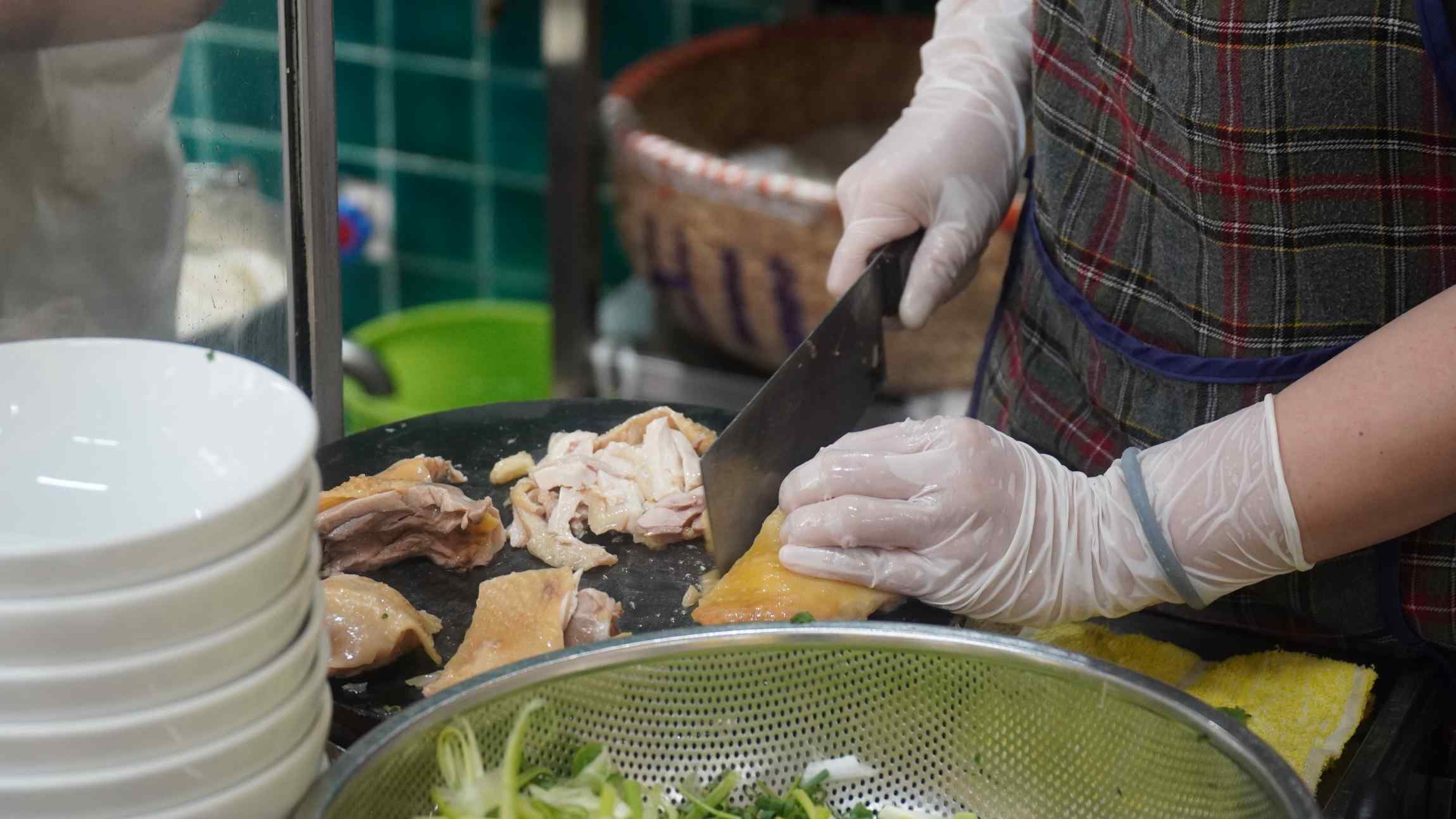 Thịt gà tươi được luộc và phục vụ trong ngày giúp mỗi bát phở luôn giữ được độ ngọt tự nhiên và chất lượng đồng đều. Ảnh: Minh Vũ