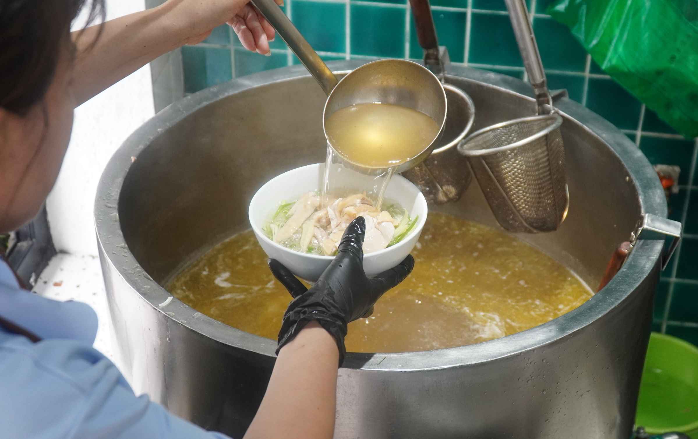 Nồi nước dùng nghi ngút khói được ninh nhiều giờ là bí quyết tạo nên hương vị đặc trưng của quán phở gà Tiến. Ảnh: Minh Vũ