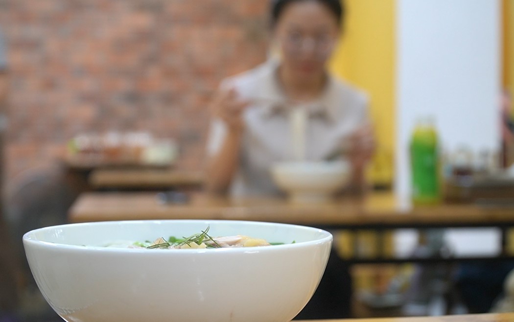 Thực khách thưởng thức bát phở gà với nước dùng trong, thịt mềm và hương vị truyền thống. Ảnh: Minh Vũ