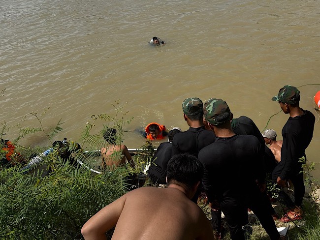 Functional forces have found the body of the drowning victim on the Cai River. Photo: Huu Long