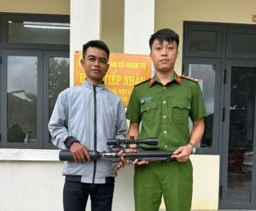 Người dân tự giác giao nộp vũ khí cho cơ quan Công an. Ảnh: ĐVCC
