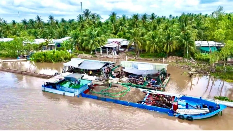 Công nhân cùng máy móc, thiết bị được huy động thi công liên tục tại dự án gia cố xử lý sạt lở bờ sông Giao Hòa. Ảnh: Hoàng Lộc