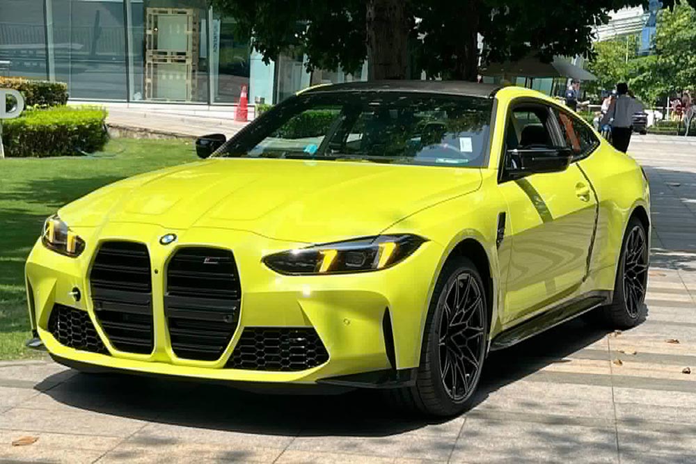 The 2025 BMW M4 Competition M xDrive stands out with Sao Paulo Yellow exterior appearing in Ho Chi Minh City. Photo: Thuy Vy