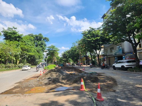 Hà Nội gấp rút hoàn trả mặt bằng đường Võ Chí Công sau khi lắp cống chống ngập. Ảnh: Minh Hạnh 
