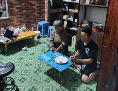 Hai đối tượng sử dụng ma tuý bị cơ quan chức năng phát hiện, bắt giữ. Ảnh: Công an