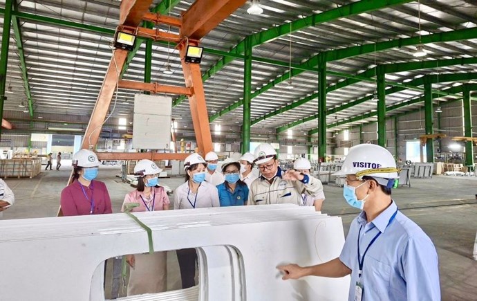 Đoàn giám sát liên ngành do LĐLĐ tỉnh Nghệ An chủ trì kiểm tra việc thực hiện pháp luật lao động và công tác an toàn, vệ sinh lao động tại Công ty CP Chế tác đá Nhật Huy. Ảnh: Công đoàn Nghệ An