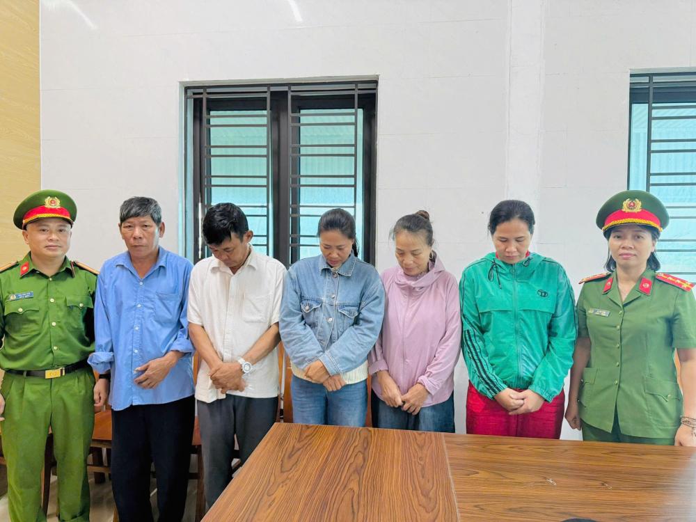 5 đối tượng đánh bạc bị khởi tố. Ảnh: Công an Hà Tĩnh