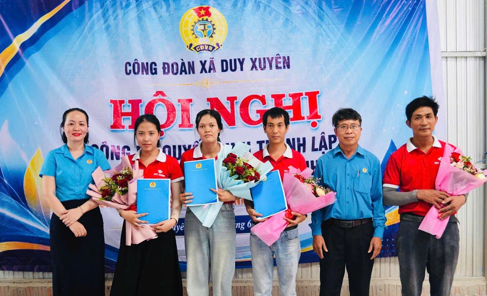 Duy Xuyen Commune Trade Union organizes a conference to announce the decision to establish the grassroots Trade Union of Dong Giang Trading and Service Co., Ltd., located in Tay An industrial cluster. Photo: Duy Xuyen Trade Union