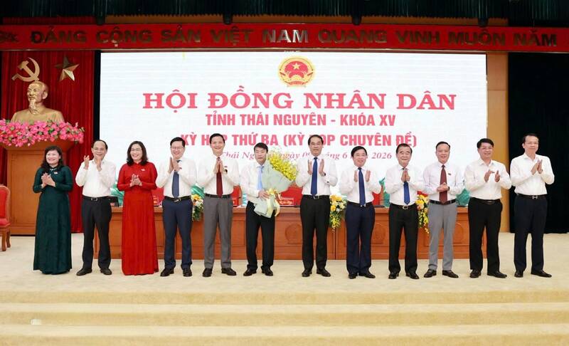 Thai Nguyen provincial leaders present flowers to congratulate Mr. Tran Van Hau. Photo: Thai Nguyen GOP