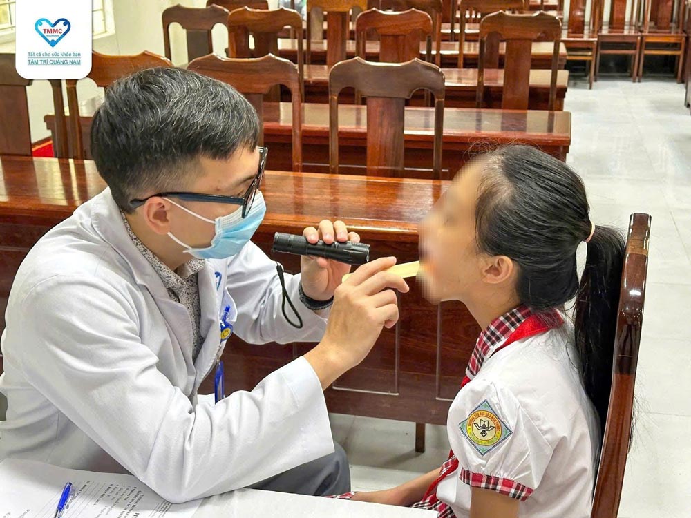 The Trade Union of Tam Tri Quang Nam General Hospital is implementing the "Green sprouts of the future 2026" program to check and advise students on health. Photo: Nam Phuoc Trade Union