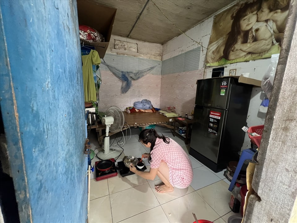 Nắng nóng kéo dài, nhiều công nhân phải tính toán tiết kiệm điện để chi phí không đội lên cao. Ảnh: Minh Hương.