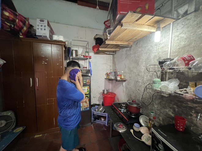 Prolonged heat, many workers have to calculate to save electricity so that costs do not increase. Photo: Minh Huong.