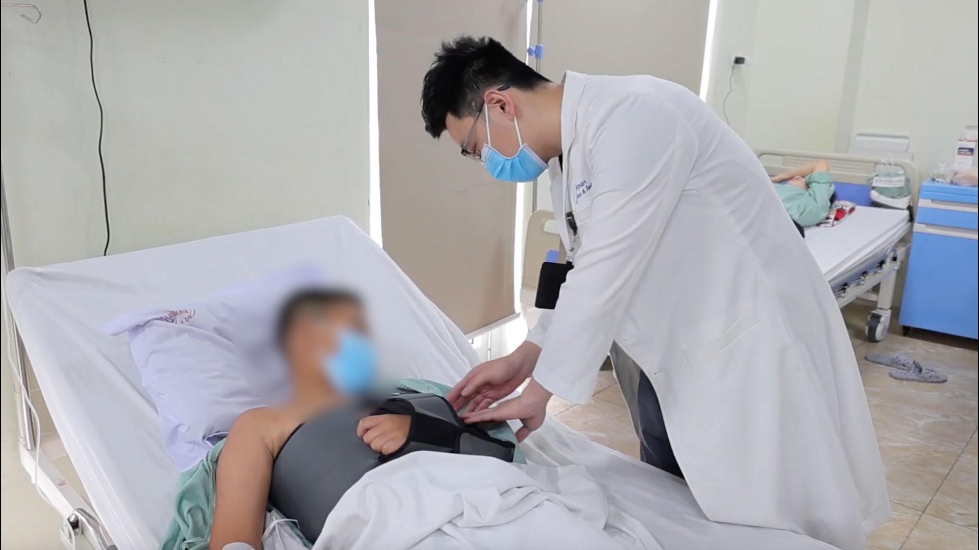 Để phòng tránh tai nạn ngã trong dịp hè, bác sĩ khuyến cáo phụ huynh cần tăng cường giám sát trẻ. Chỉ một vài phút lơ là cũng có thể dẫn đến những tai nạn đáng tiếc. Ảnh: BVCC