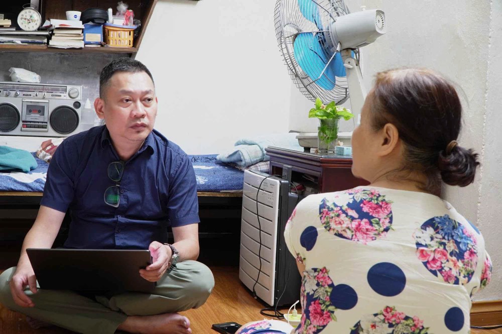 Con gái cụ Phạm Thị V. trao đổi với phóng viên Báo Lao Động. Ảnh: Viên Nguyễn