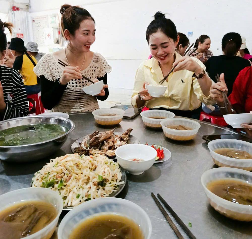At the mid-shift meal, union members and workers were additionally supported by the grassroots Trade Union with cooling water. Photo: Nam Phuoc Trade Union