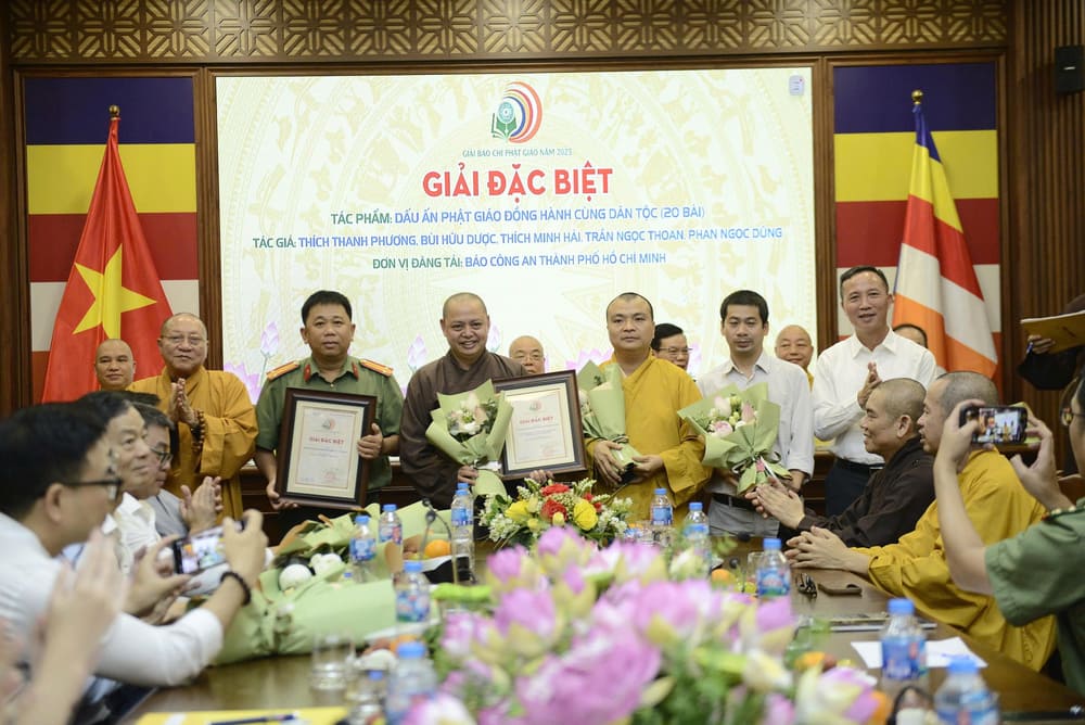 Các tác giả đạt giải Đặc biệt với trị giá 100 triệu đồng. Ảnh: Ban tổ chức