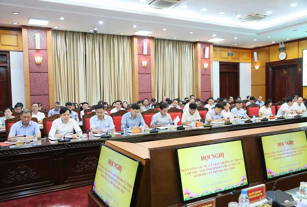 Working delegation No. 4 of the Provincial Party Committee Standing Committee works with communes and wards on the results after one year of implementing the 2-level local government model. Photo: Tat Dat