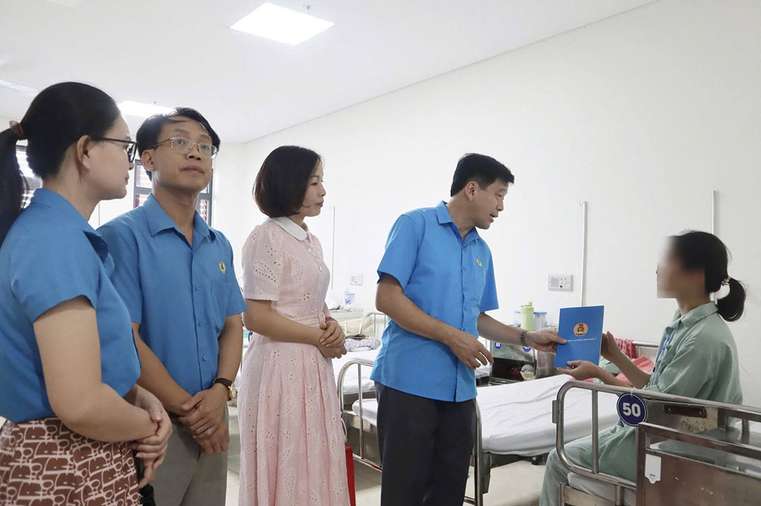 Món quà tình nghĩa được lãnh đạo LĐLĐ tỉnh Nghệ An trao tận tay đoàn viên, người lao động. Ảnh: Hoàng Yến
