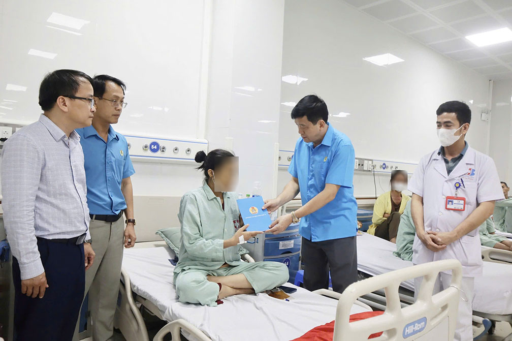 Leaders of the Nghe An Provincial Labor Federation award support to trade union members and workers suffering from critical illnesses. Photo: Hoang Yen
