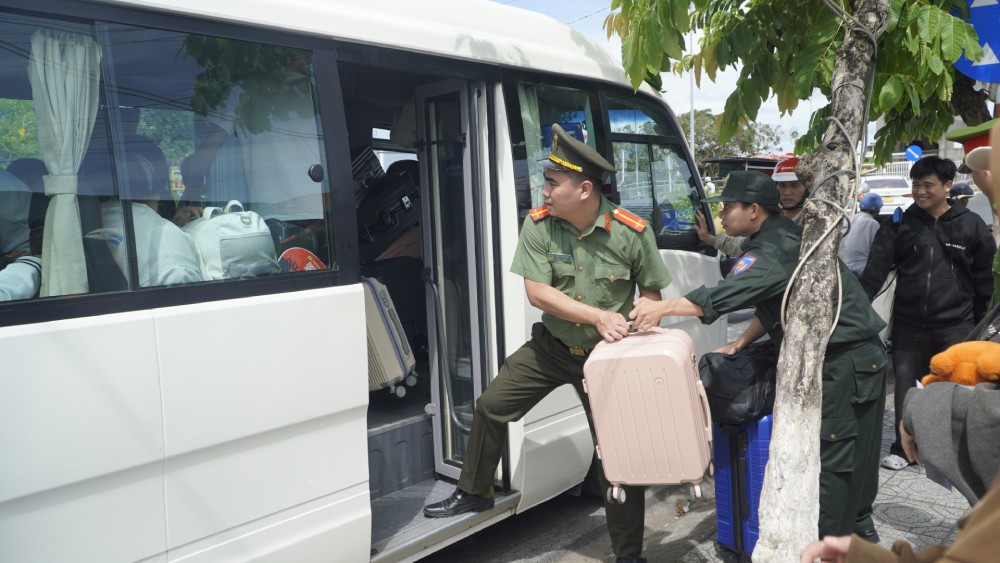 Công an đồng hành, tiếp sức các em học sinh, nhất là các em đến từ khu vực biển đảo. Ảnh: Nguyên Anh